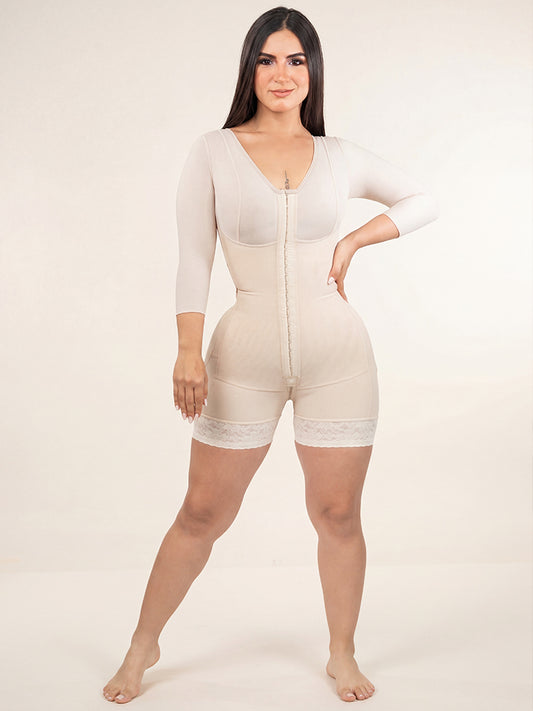 Alejandra-Prichodenzcko-modelando-su-Priko-Faja-Colombiana-de-manga-larga-beige-en-forma-short