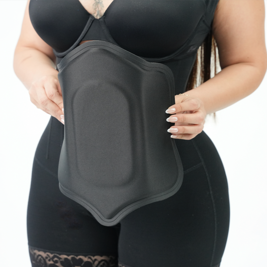 mujer con Faja y Tabla abdominal enfrente 